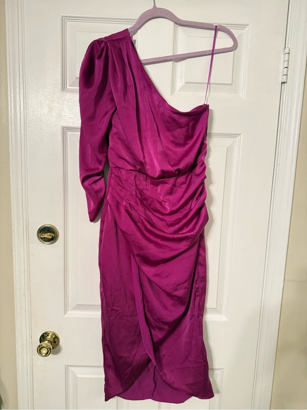 DO+BE One-Shoulder Ruched Satin Dress in Magenta